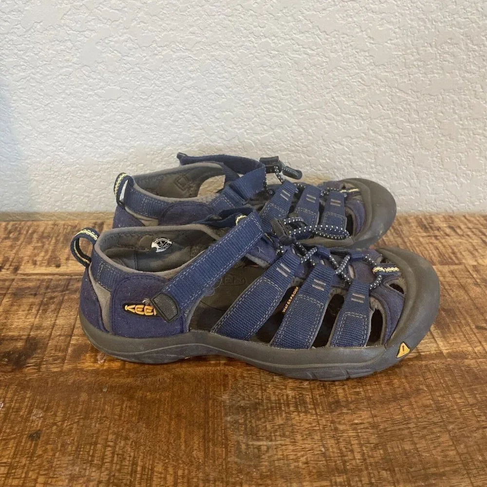 Keen Youth Newport H2 Sandals Water Shoes Size 5 Kids Boys Athletic Waterproof